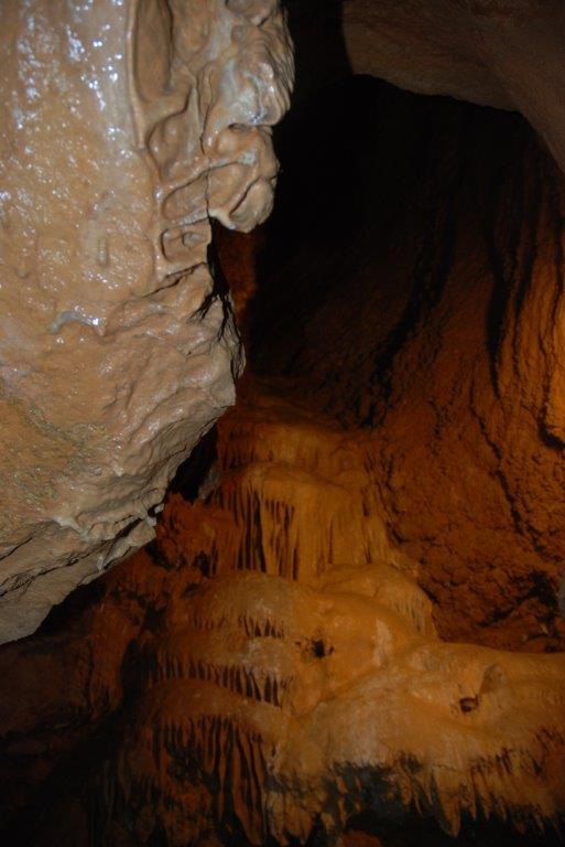 Formy naciekowe w jaskini